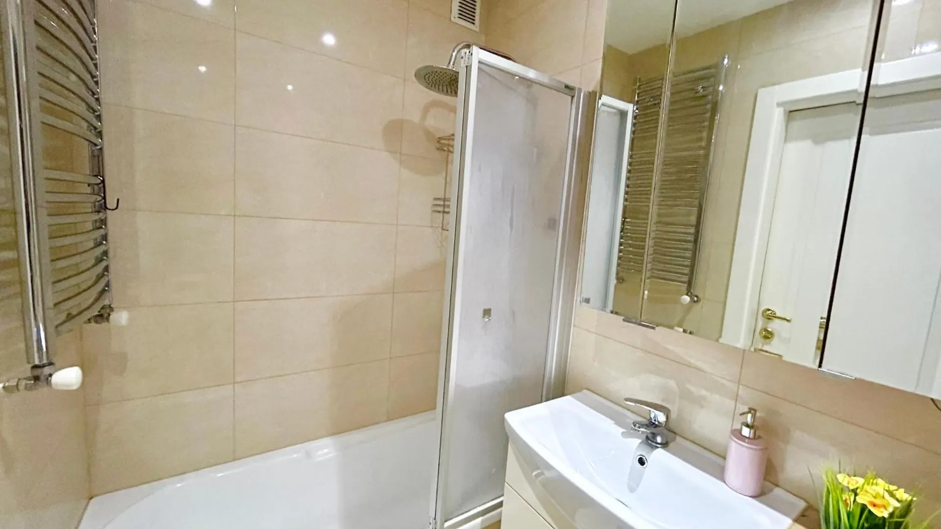 Central Spacious Flat With Balcony City View location